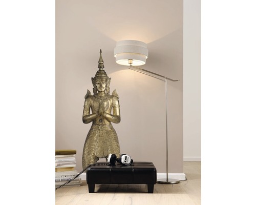 Scène de sol décorative avec une statue de Bouddha, un tabouret, une pile de livres, un casque et un lampadaire