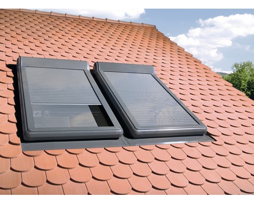 Deux fenêtres de toit avec volets roulants sur un toit en tuiles