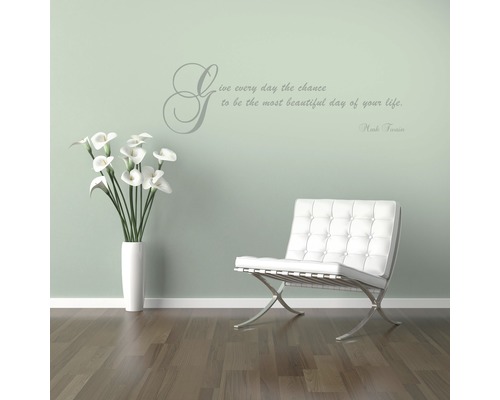 Citation murale décorative avec mobilier et vase de fleurs dans la pièce