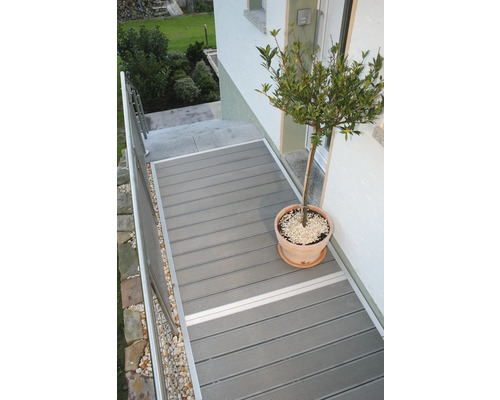 Terrasse avec planches de terrasse et pot de fleurs devant l''entrée de la maison