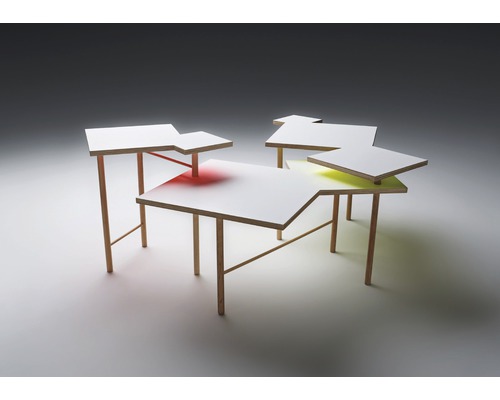 Groupe de tables décoratives en bois avec des surfaces de différentes formes