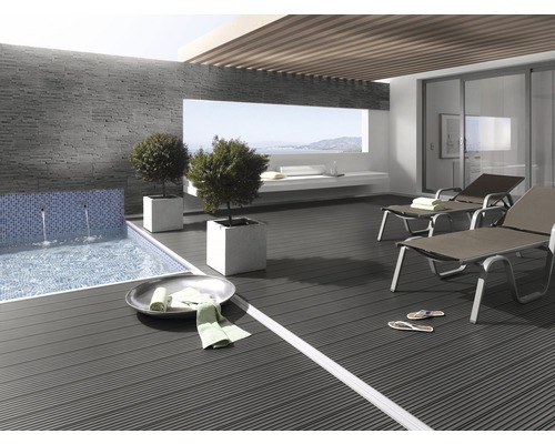 Terrasse avec piscine, chaises longues et plancher en bois