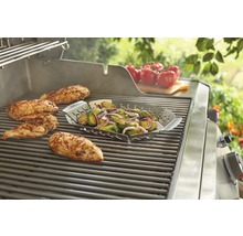 Barbecue avec poulet et légumes dans une lèchefrite