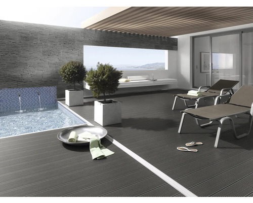 Terrasse avec piscine, chaises longues et bacs à plantes