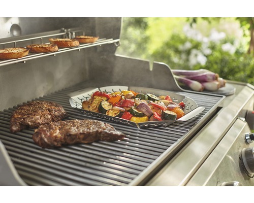 Grill mit Steaks, Gemüse und Brot