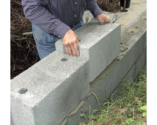 Construction d''un mur avec des blocs de béton