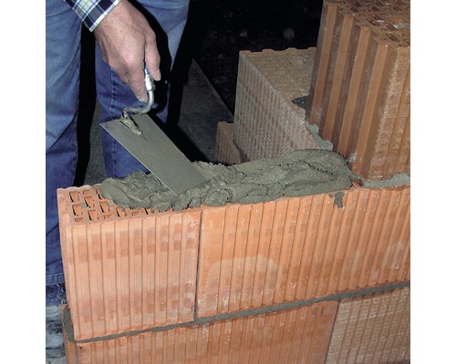 Mauerbau mit porosierten Ziegeln und Maurerkelle