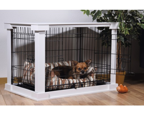 Chien dans une cage pour chiens avec grille en acier et fond en bois