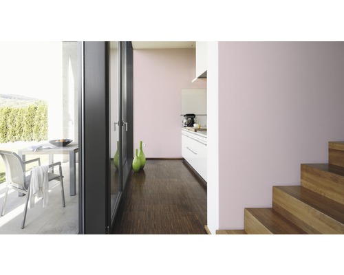 Pièce à vivre lumineuse et conviviale avec porte-fenêtre, parquet, escalier et kitchenette