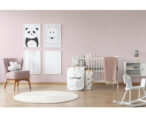 Chambre d''enfant avec lit de bébé, fauteuil, tapis rond et images