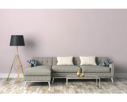 Salon avec canapé gris, lampadaire et table basse