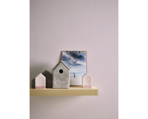 Décoration avec maisons et image sur une étagère