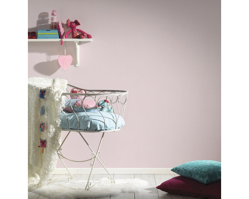Aménagement d''une chambre d''enfant avec lit de bébé, étagère murale et coussins décoratifs.