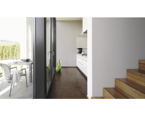 Intérieur lumineux avec terrasse, cuisine et escalier en bois