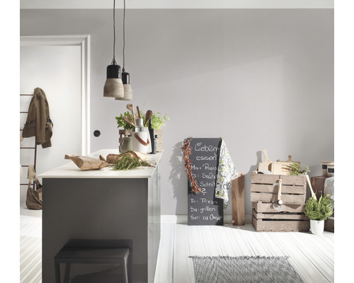 Cuisine claire avec îlot de cuisine, tableau noir et caisses en bois