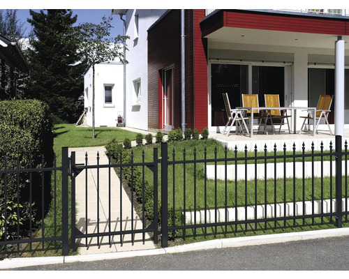 Clôture de jardin avec portail devant une maison et un jardin