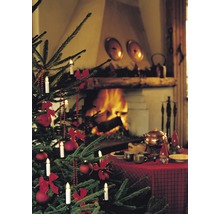 Scène de Noël avec sapin, décorations, bougies et feu de cheminée pour une ambiance chaleureuse