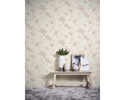 Mur avec papier peint à motif de trèfle et objets de décoration sur une table