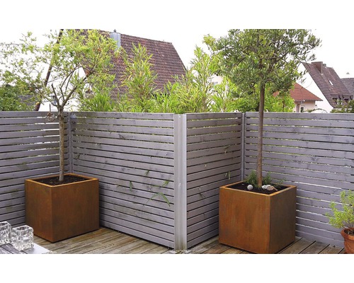 Aménagement extérieur avec clôture en bois et bacs à plantes
