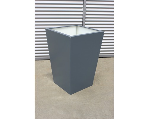 Pot de fleurs gris en forme de cône