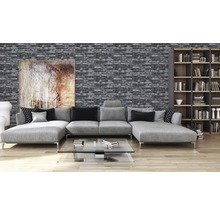 Wohnzimmer mit grauer Ziegel Tapete, Sofa und Bücherregal