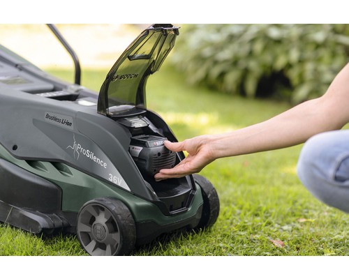 Tondeuse autoportée avec batterie insérée