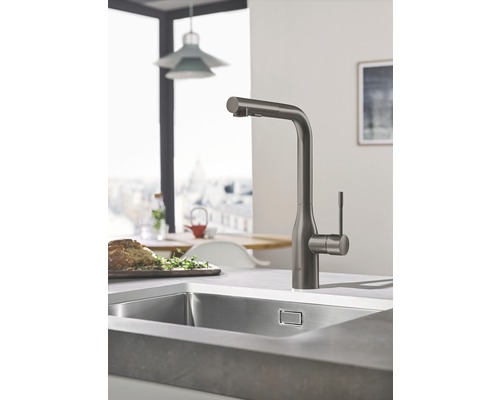 Küchenspüle mit Armatur in modernem Küchendesign.