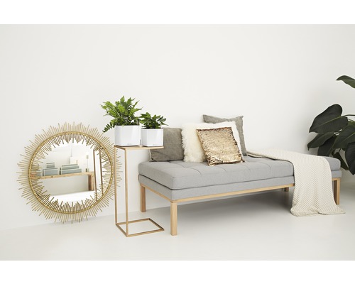 Wohnzimmer mit Spiegel, Bank, Kissen und Pflanzen
