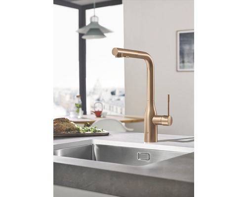 Küchenarmatur in einer modernen Küche mit Spüle