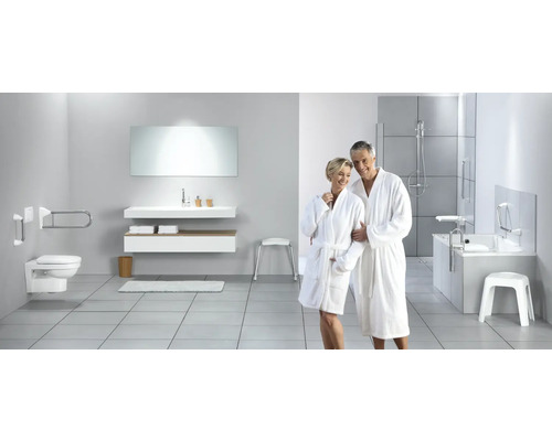Barrierefreies Badezimmer mit Toilette, Waschbecken, Badewanne und Stützgriffen für mehr Sicherheit.