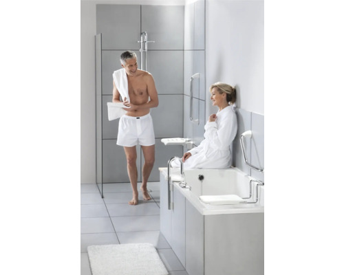 Helles Badezimmer mit Badewanne, Duschkabine und Haltegriffen für mehr Sicherheit