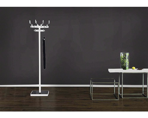 Garderobe mit Regenschirmhalter und zwei Tischen im Raum.