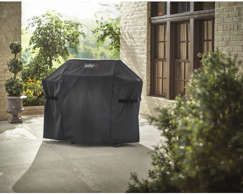 Housse de protection pour barbecue avec logo Weber sur une terrasse