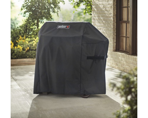 Barbecue recouvert avec logo Weber sur une terrasse