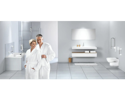 Salle de bains accessible avec baignoire, lavabo et toilettes, ainsi qu''un couple en peignoirs