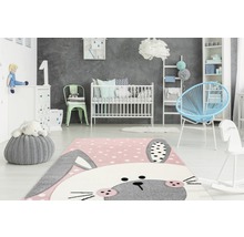 Chambre d''enfant avec tapis motif lapin, lit de bébé et jouets