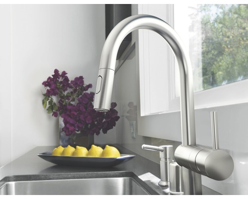 Küchenarmatur aus Edelstahl mit Ausziehbrause in einer hellen Küche