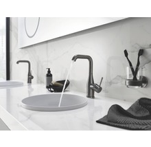 Salle de bain moderne avec lavabo à poser et robinet