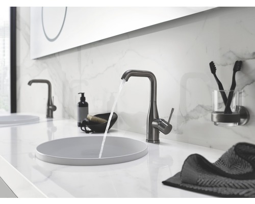 Salle de bain moderne avec lavabo à poser et robinet