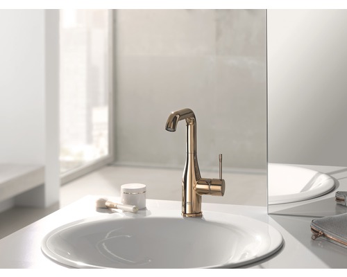 Robinet de lavabo en métal sur un lavabo dans une salle de bains