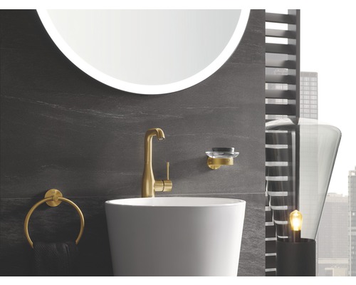 Lavabo de salle de bain avec robinet, porte-savon et anneau porte-serviettes