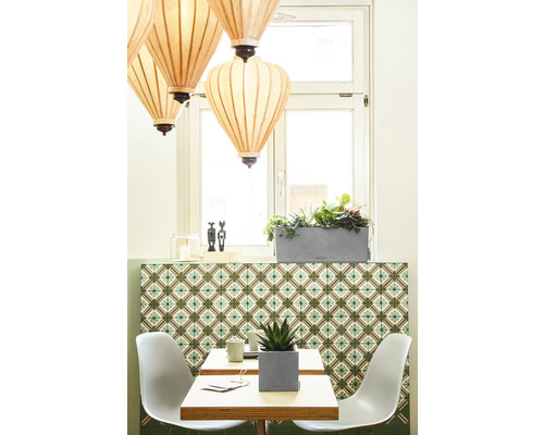 Szene eines hellen Raumes mit Tisch, Stühlen, Pflanzen und Pendelleuchten