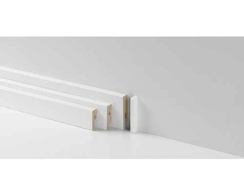 Plusieurs plinthes en bois blanches