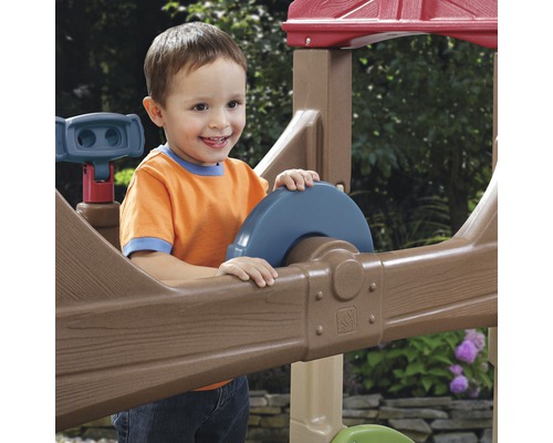 Junge spielt auf einem Step2 Spielplatz mit Lenkrad