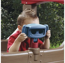 Un enfant joue avec des jumelles jouet sur une tour de jeu