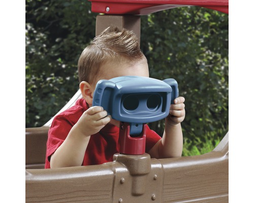 Kind spielt mit einem Spielzeug-Fernglas auf einem Spielturm