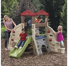 Aire de jeux avec toboggan, mur d''escalade et tour d''observation pour enfants dans le jardin.