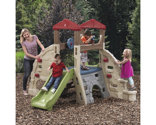 Spielplatz mit Rutsche, Kletterwand und Beobachtungsturm für Kinder im Garten.