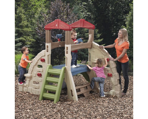 Spielplatz mit Rutsche, Kletterwand und Tunnel für Kinder im Garten.