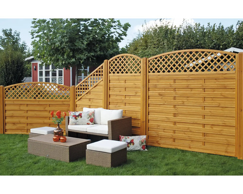 Vue de jardin avec clôture en bois, salon de jardin et table de jardin sur pelouse